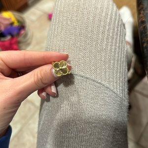 Can cleeeeffff looking ring! Size 6!